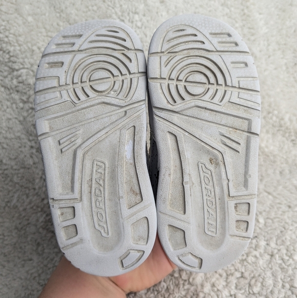 Jordan Kids White Sneakers Size 7 In Good Used Condition - Picture 6 of 7